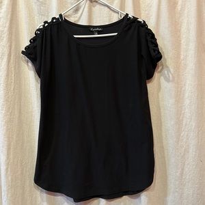 ⚜️ EUC black open shoulder Tshirt